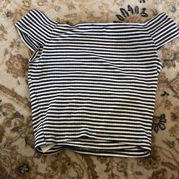 Black and white striped crop top - Picture 2 of 3